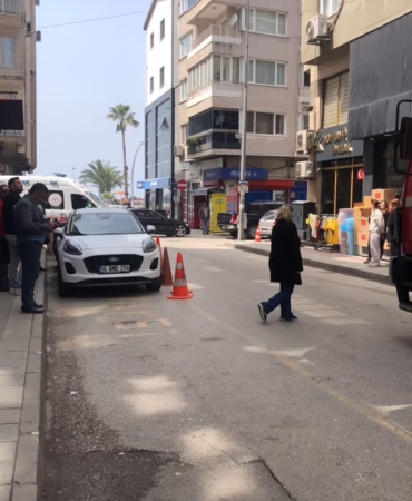 1744980866_Gemlik-Istiklal-caddesi-1-nolu-araliktaki-yangin-ihbarina-cok-sayida.jpg