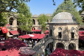 1745107213_Bursanin-tarihi-carsilari-ve-Hanlar-Bolgesinde-hafta-sonu-yogunlugu-Osmanli.jpg