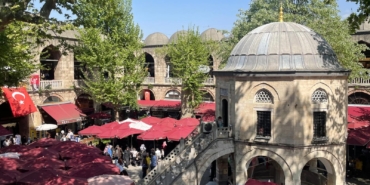 1745107213_Bursanin-tarihi-carsilari-ve-Hanlar-Bolgesinde-hafta-sonu-yogunlugu-Osmanli.jpg