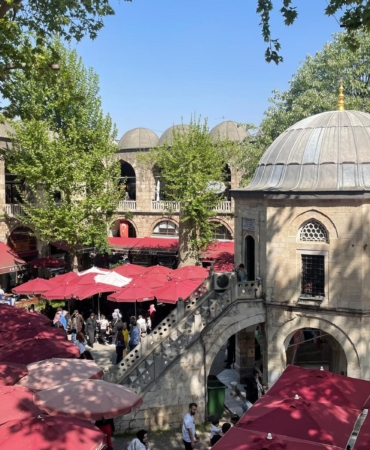 1745107213_Bursanin-tarihi-carsilari-ve-Hanlar-Bolgesinde-hafta-sonu-yogunlugu-Osmanli.jpg