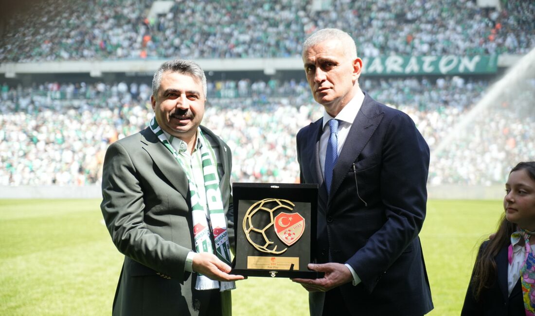 TFF’den Yıldırım Belediye Başkanı Yılmaz’a anlamlı ödül Fair Play Ödülü, TFF Başkanı İbrahim Hacıosmanoğlu tarafından Bursaspor-Bornova 1877