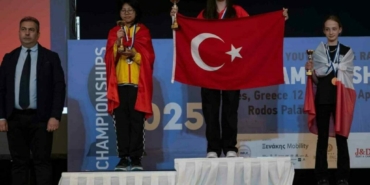 bursa-buyuksehir-belediyesporlu-arya-aydogan-dunya-sampiyonu_5bcbf893bc26-scaled.jpg