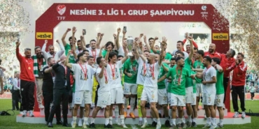 bursaspor-sampiyonluk-kupasini-kaldirdi_21f6ff0944a2-scaled.jpg