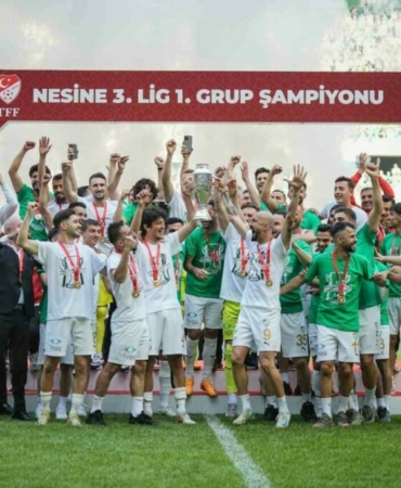bursaspor-sampiyonluk-kupasini-kaldirdi_21f6ff0944a2-scaled.jpg