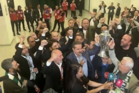 faruk-celik-ve-mustafa-bozbey-sampiyonluk-kupasini-birlikte-kaldirdi_54b957bb8028.jpg