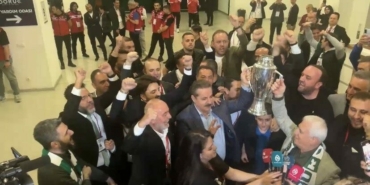 faruk-celik-ve-mustafa-bozbey-sampiyonluk-kupasini-birlikte-kaldirdi_54b957bb8028.jpg